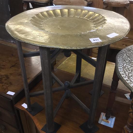 Circular brass tray top table(-)